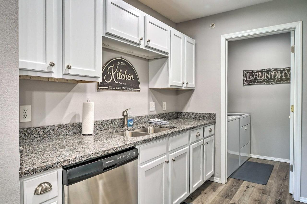Cozy Condo With Pool Access, 5 Mi To Table Rock Lake Branson Bagian luar foto