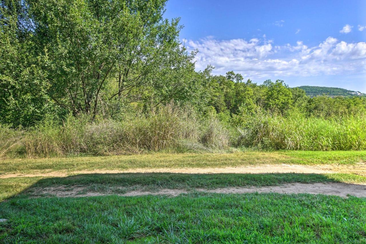 Cozy Condo With Pool Access, 5 Mi To Table Rock Lake Branson Bagian luar foto